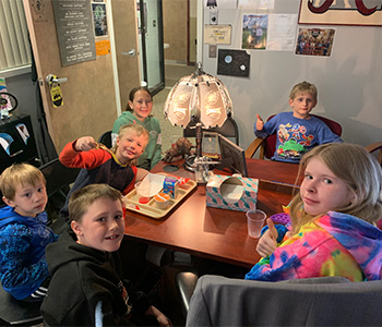 6 students eating snacks